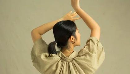 来华访问的斯塔默，被问到敏感问题时，知道有些话不该说