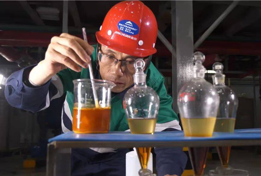 精益求精显匠心本色——记第八届甘肃省道德模范潘从明
