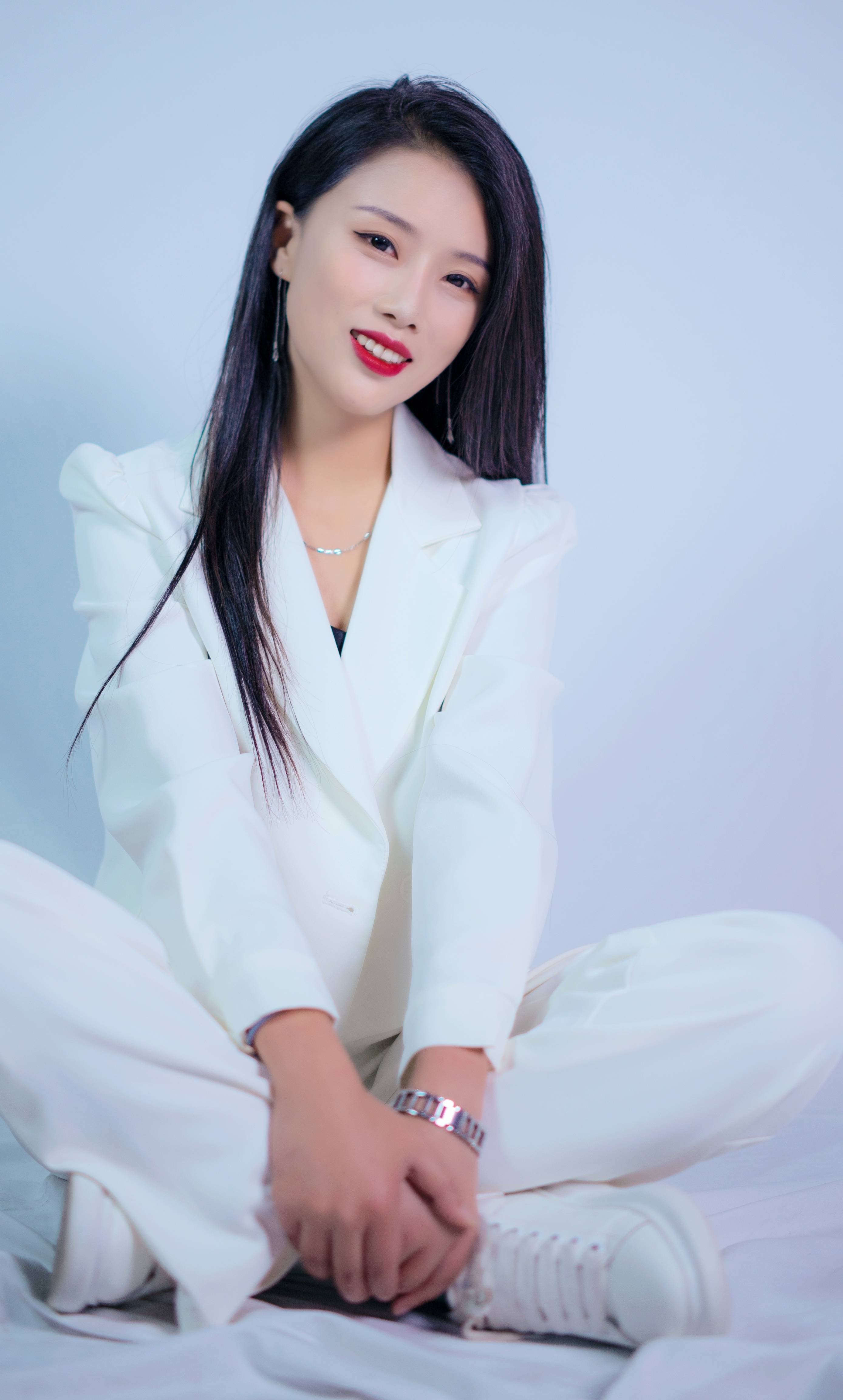 花式整活宣传家乡<strong></p>
<p>贵金属宣传对话</strong>，对话贵州大方县文旅副局长吴姣姣：曾被造黄谣，只能用周末拍摄，感觉亏欠家人