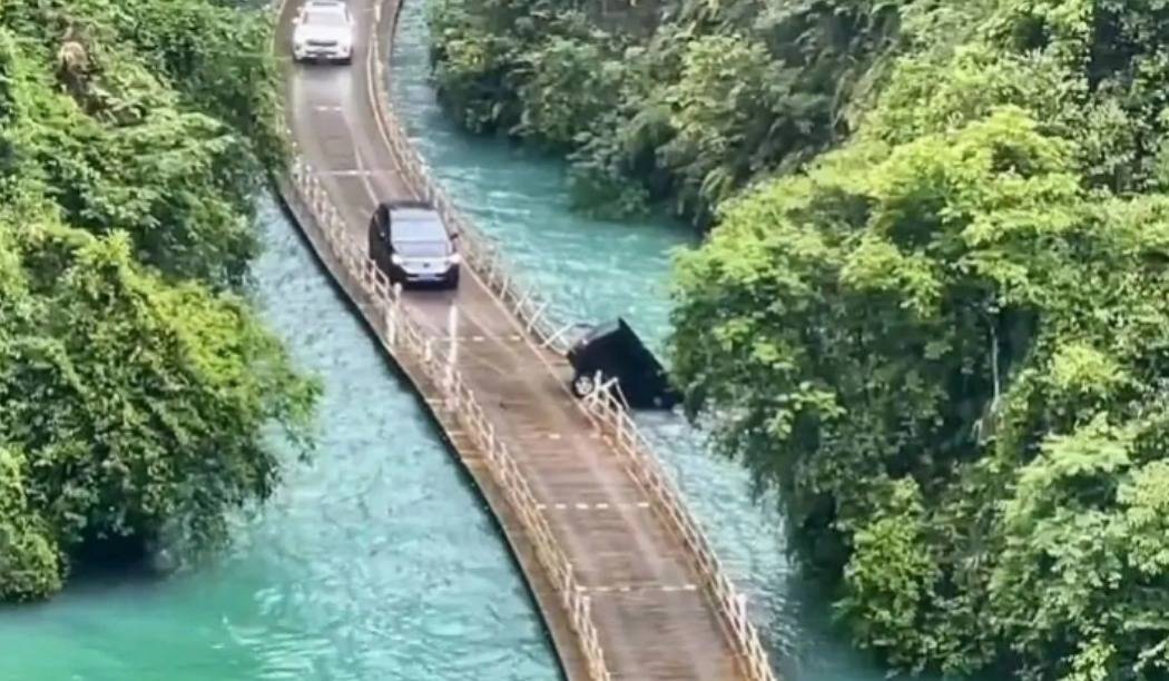 早财经丨车辆冲出网红浮桥致5死<strong></p>
<p>中行贵金属</strong>，官方通报；笑果上海脱口秀取消，新华社发声；格力员工称孟羽童系被开除；ofo创始人在美开咖啡店获千万美元融资
