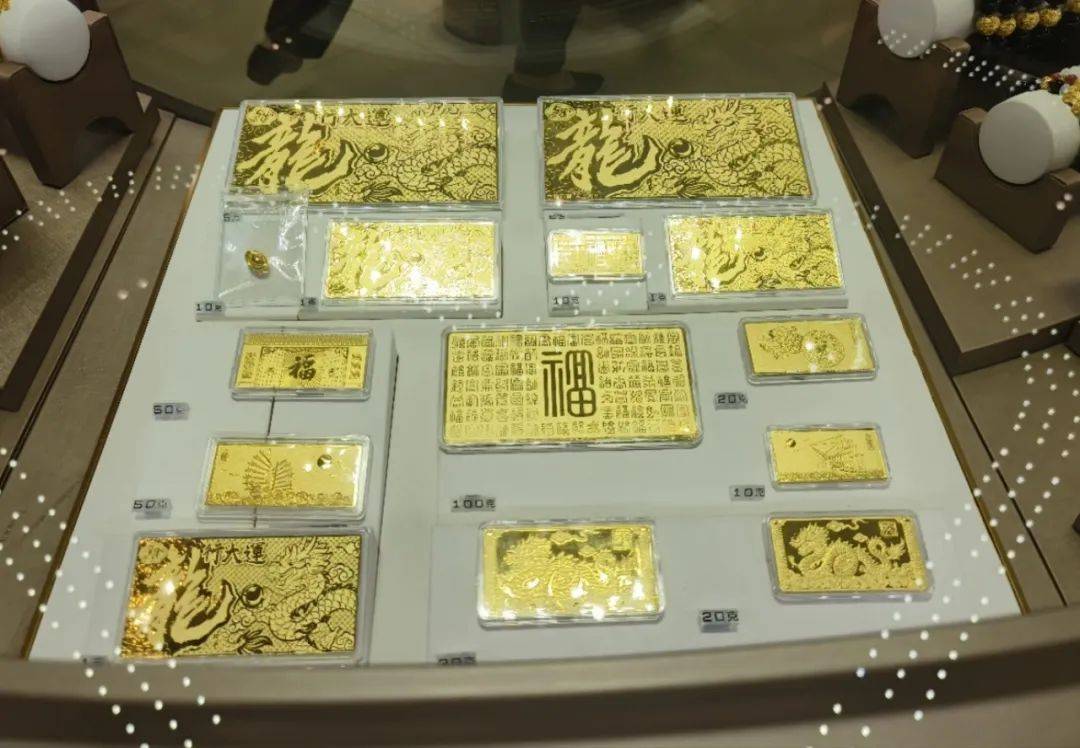 零售金价破700<strong></p>
<p>贵金属银行价差</strong>，有银行金条已缺货，投资类黄金买卖价差最高超17%