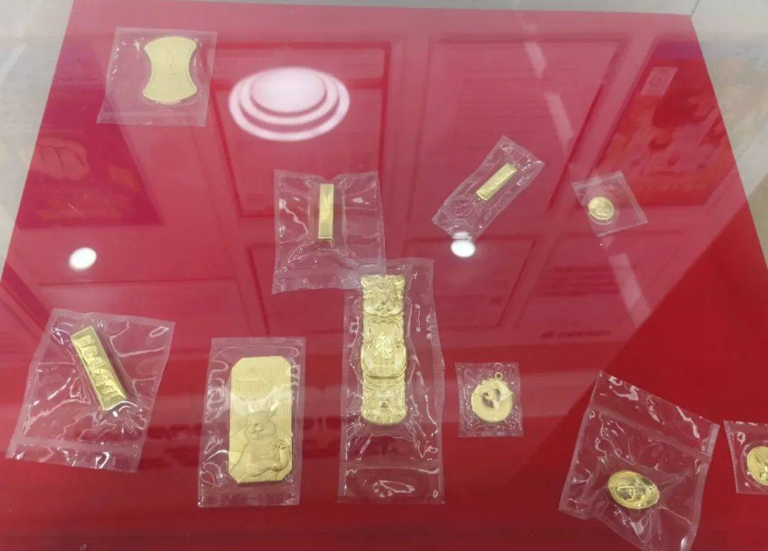 零售金价破700<strong></p>
<p>贵金属银行价差</strong>，有银行金条已缺货，投资类黄金买卖价差最高超17%