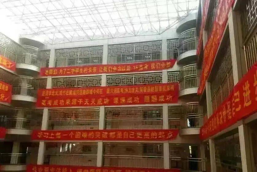 校园铁丝网<strong></p>
<p>币托网</strong>，能托住下坠的孩子吗