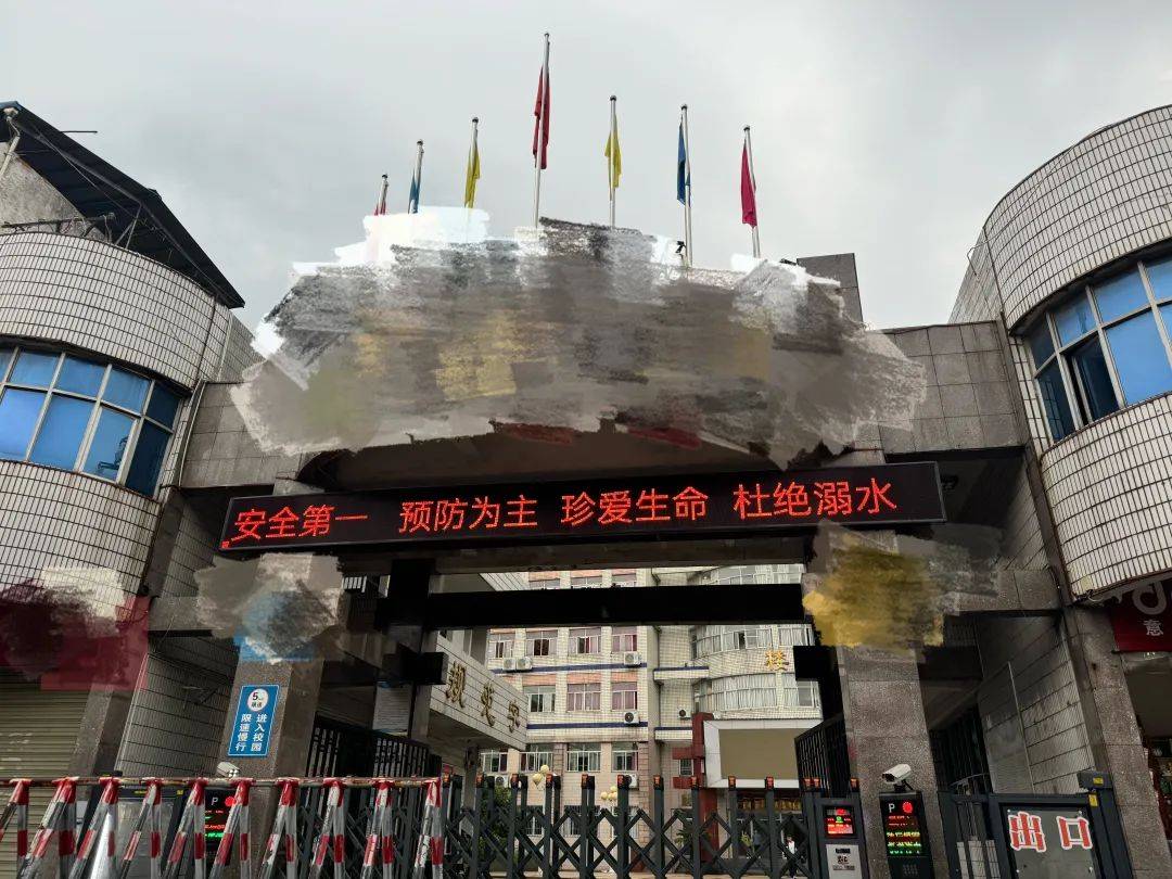 校园铁丝网<strong></p>
<p>币托网</strong>，能托住下坠的孩子吗