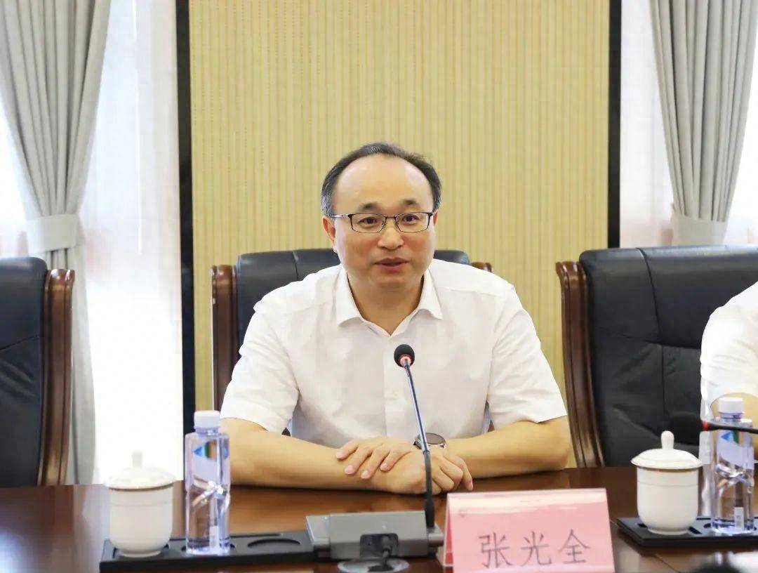 县长被查后<strong></p>
<p>原光币</strong>，县委原书记张光全主动投案