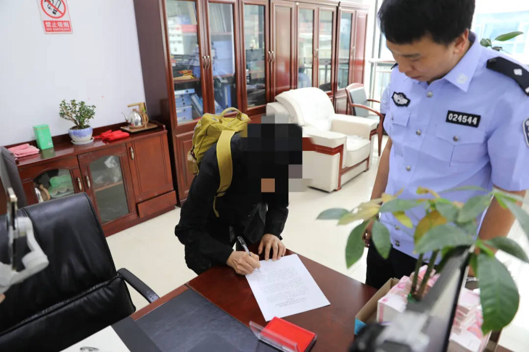 网约车司机接单“闪送”<strong></p>
<p>币缘网</strong>，纸箱里竟装了352350元人民币！