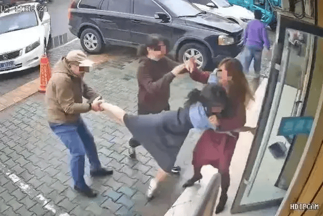 公职夫妻因挪车将女子打骨折<strong></p>
<p>狗年币</strong>，想40万私了？通报来了