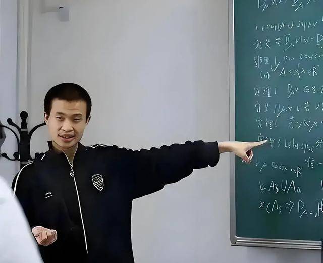 韦东奕上课照片走红<strong></p>
<p>一元真相币</strong>，新发型吸睛，网友：板书真漂亮，可惜看不懂