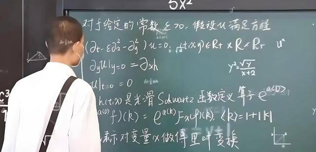 韦东奕上课照片走红<strong></p>
<p>一元真相币</strong>，新发型吸睛，网友：板书真漂亮，可惜看不懂