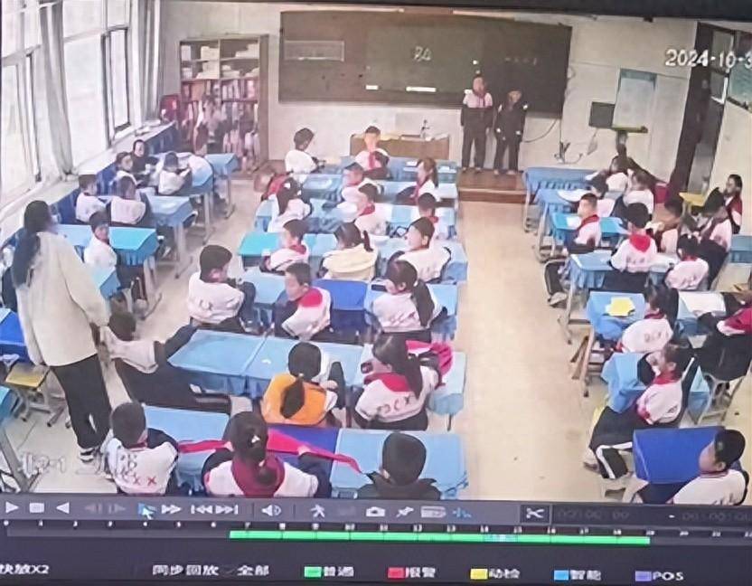 7岁男生踩脏地板<strong></p>
<p>币博汇</strong>，鞋被语文老师扔垃圾桶，脚冷穿鞋又被数学老师拎讲台扇耳光；两名涉事女教师已被学校开除