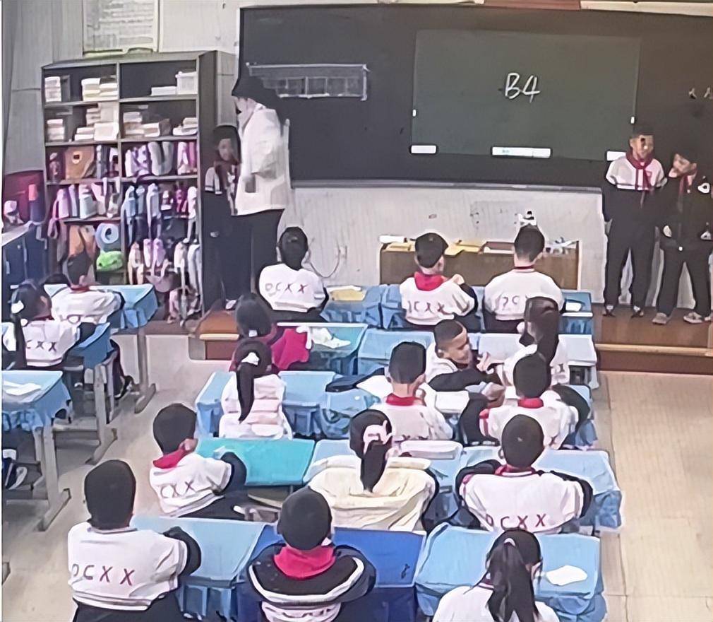 7岁男生踩脏地板<strong></p>
<p>币博汇</strong>，鞋被语文老师扔垃圾桶，脚冷穿鞋又被数学老师拎讲台扇耳光；两名涉事女教师已被学校开除