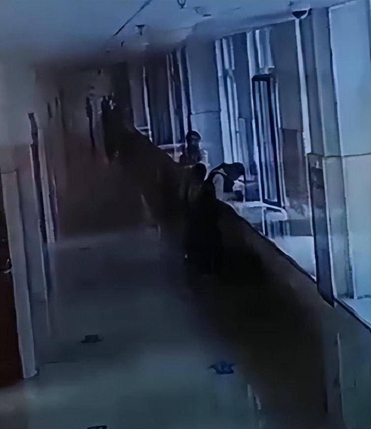 7岁男生踩脏地板<strong></p>
<p>币博汇</strong>，鞋被语文老师扔垃圾桶，脚冷穿鞋又被数学老师拎讲台扇耳光；两名涉事女教师已被学校开除