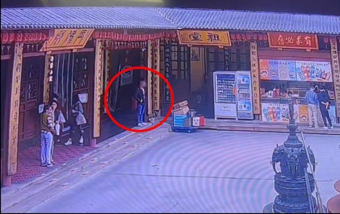 自制缠满双面胶的铁片<strong></p>
<p>克尔币网</strong>，男子在寺庙内盗窃功德箱被行拘