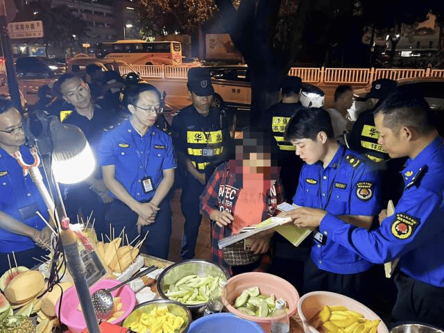 “锅铲声敲得我睡不着”！深夜<strong></p>
<p>屋里币</strong>，深圳多名流动摊贩被劝离……