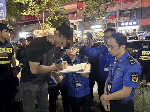 “锅铲声敲得我睡不着”！深夜<strong></p>
<p>屋里币</strong>，深圳多名流动摊贩被劝离……