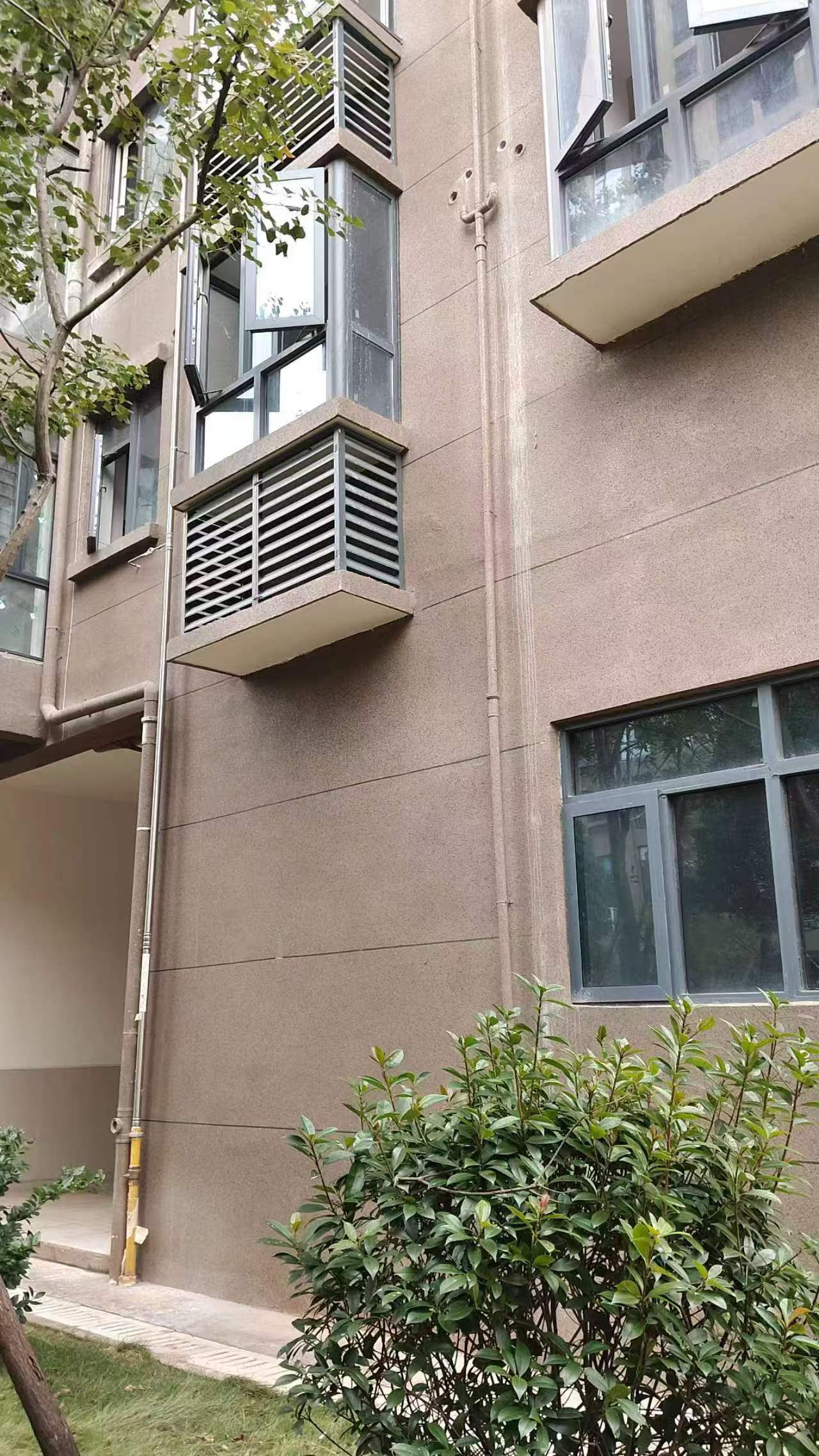 空调机位被楼下邻居占用<strong></p>
<p>币观</strong>，娄底女业主无法入住起诉索赔11万！邻居：我的也被占了