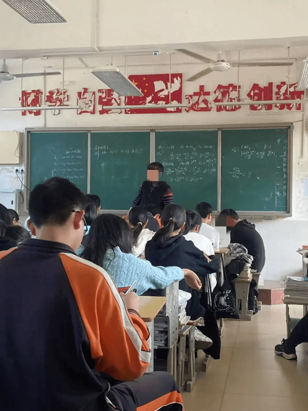 黄冈一教师在宿舍离世<strong></p>
<p>c币商城</strong>，家属：高强度工作带了14年高三，校方未申报工亡；多方回应