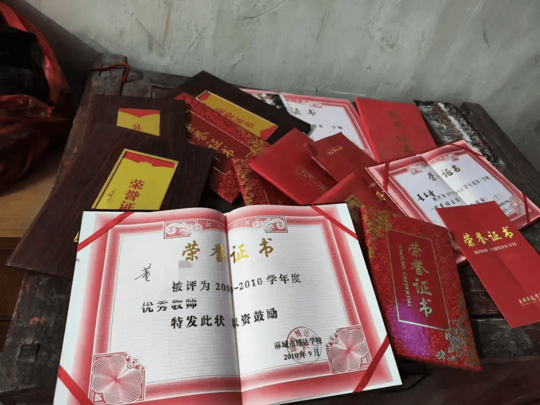 黄冈一教师在宿舍离世<strong></p>
<p>c币商城</strong>，家属：高强度工作带了14年高三，校方未申报工亡；多方回应