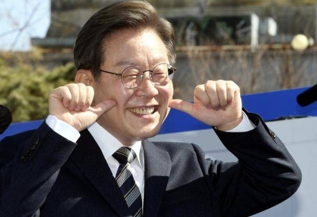 执政党捏着鼻子要“保尹”<strong></p>
<p>法币交易</strong>，尹锡悦的总统宝座，将由8个人决定