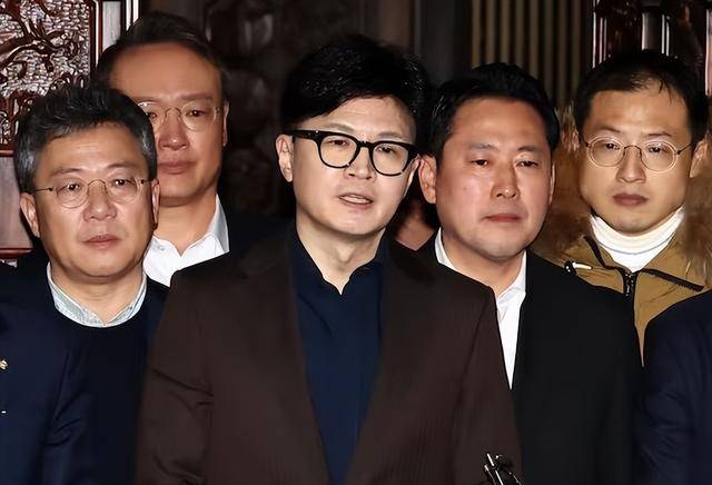执政党捏着鼻子要“保尹”<strong></p>
<p>法币交易</strong>，尹锡悦的总统宝座，将由8个人决定