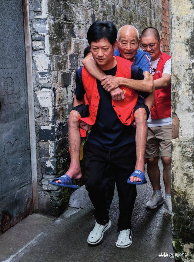 瞭望·治国理政纪事｜“<strong></p>
<p>普维币</strong>我也是个老基层”
