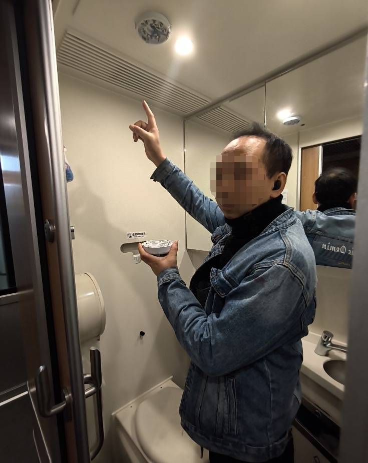 男子为了在动车抽烟防止被查<strong></p>
<p>世纪币论坛</strong>，竟把烟雾报警器给拆了！铁警：拘留