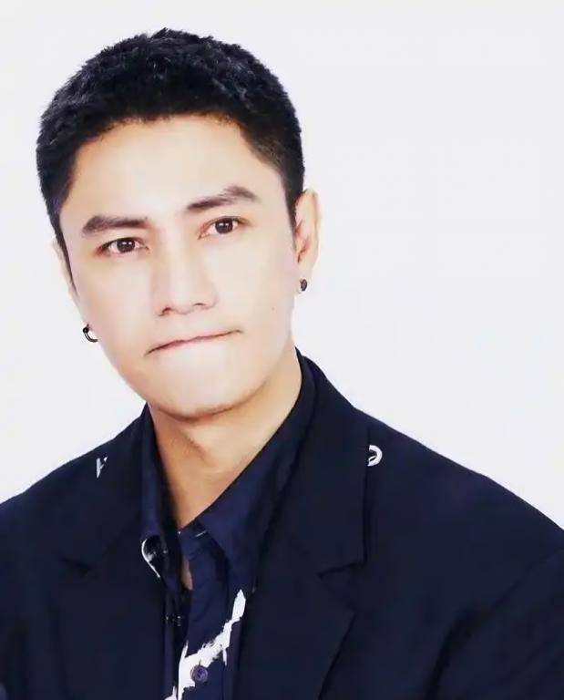 陈坤的儿子已成年<strong></p>
<p>安网币</strong>，容貌开始显现母亲的基因，像谁可以认得出吗？