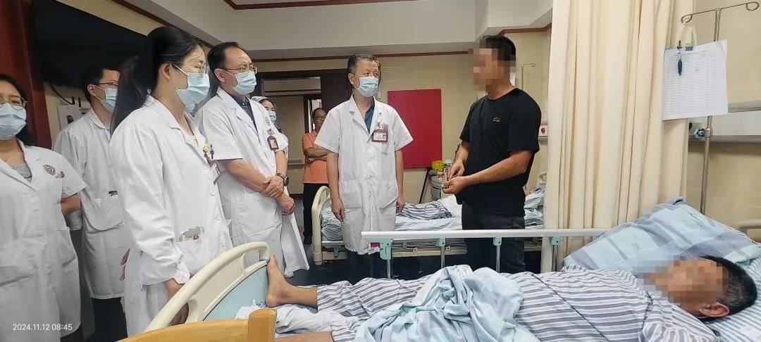 广州一“老酒鬼”路边捡到宝<strong></p>
<p>小通币咚</strong>，笑着笑着倒下了……