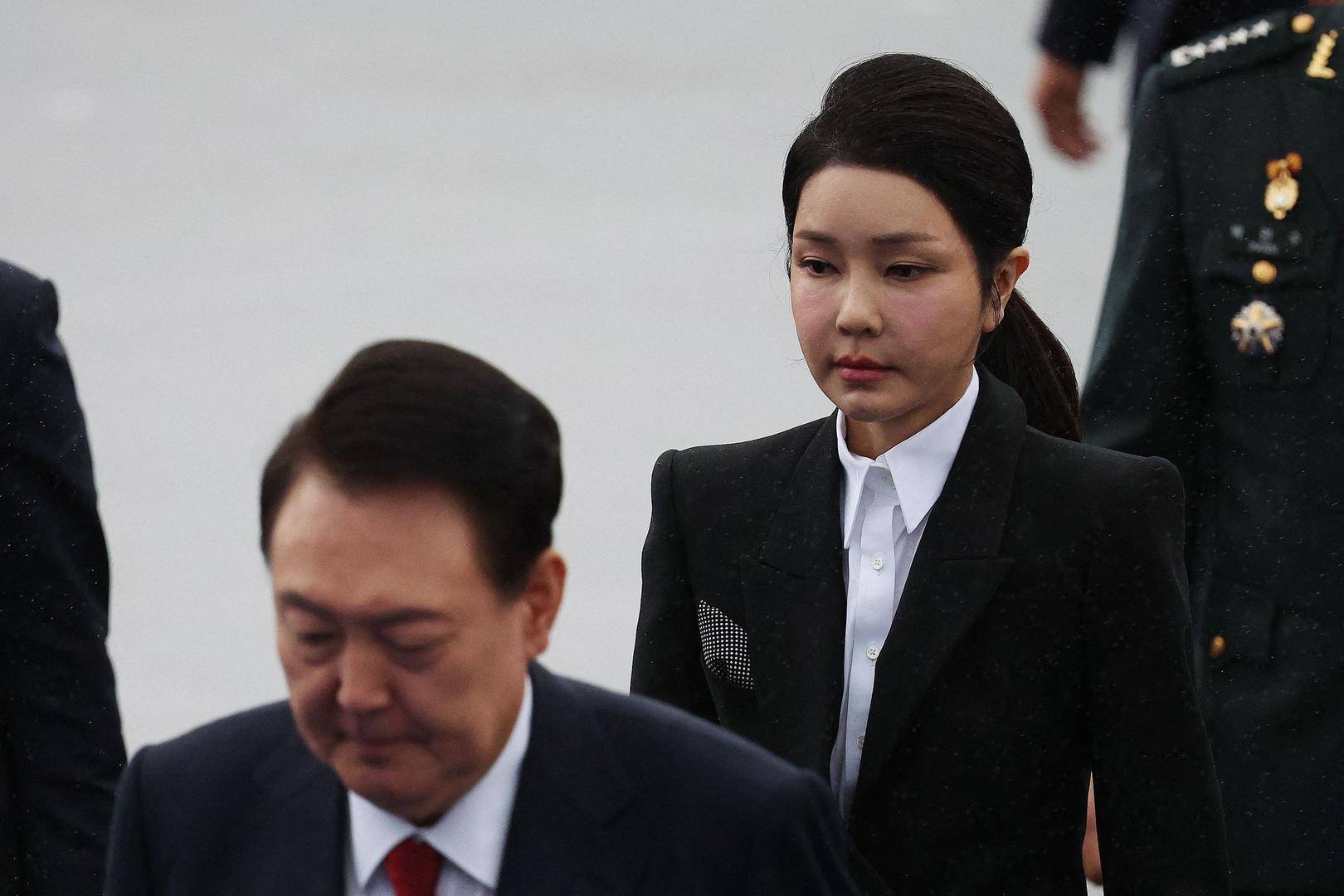 韩议员：金建希仍在总统官邸<strong></p>
<p>小通币咚</strong>，“脸色很难看”，尹锡悦说她最近“吃不下东西”