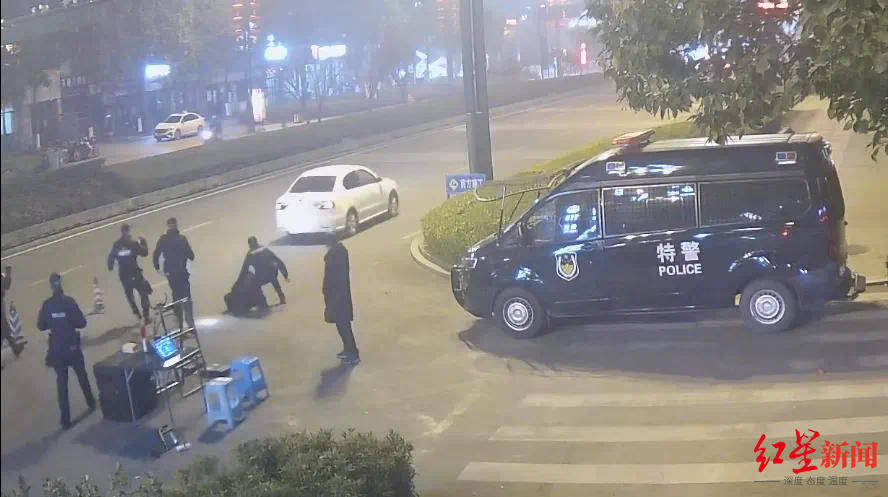 男子车内放疑似枪支遇检查强行冲卡致一辅警被拖行受伤<strong></p>
<p>万倍币</strong>，已被抓获！“枪支”正在鉴定