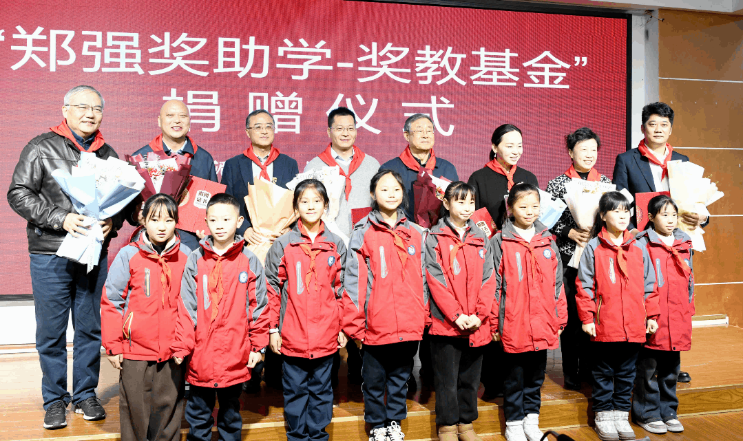 “网红教授”郑强重回贵州<strong></p>
<p>万倍币</strong>，“郑强奖助学-奖教基金”已获捐赠416万余元