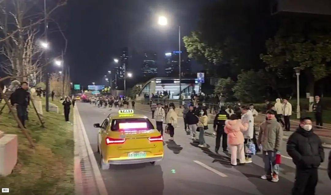 南京地铁突发故障致大量乘客滞留<strong></p>
<p>缺陷币</strong>，官方：正抢修，已安排接驳车