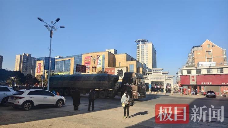 “没料到政府宁可多花钱让公路改道”<strong></p>
<p>星辰币</strong>，江西“最强钉子户”独守孤房