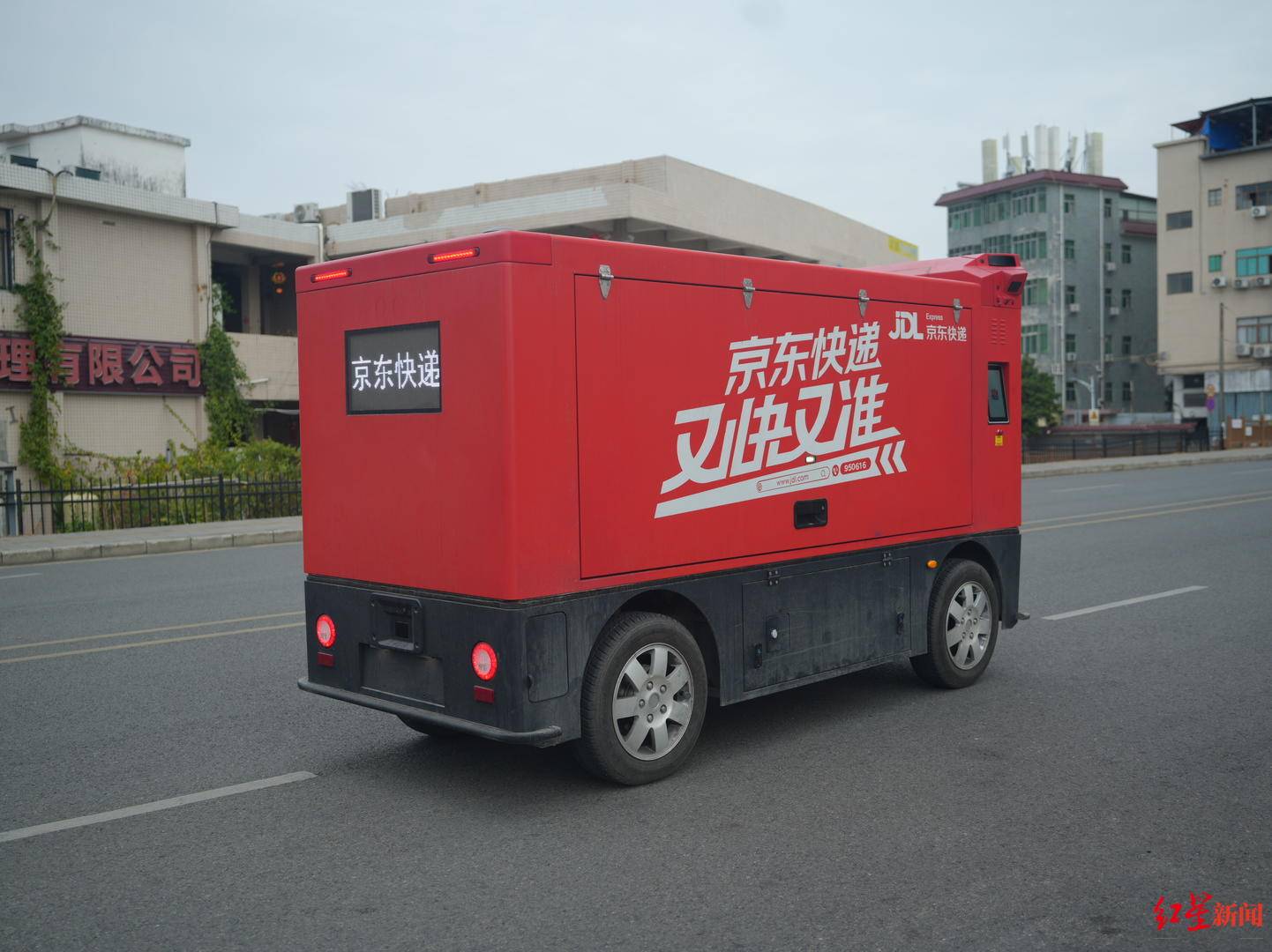 成都无人配送车越来越多：快递员不怕“抢饭碗”<strong></p>
<p>星辰币</strong>，路权成普及关键