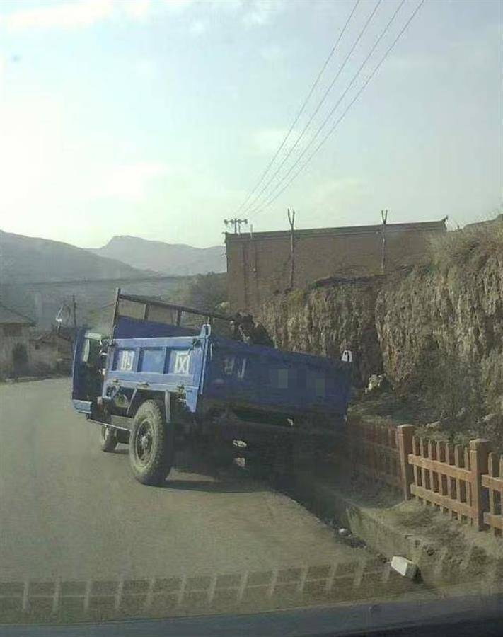 警车把农用车“别进”沟里<strong></p>
<p>币邮网</strong>，三个问题需要澄清
