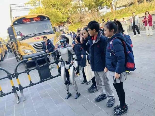 怪不得宇树机器人抢不到！抢到的人已经开始赚钱：租出去<strong></p>
<p>合约交易单位</strong>，一天收费5000元至1.5万元