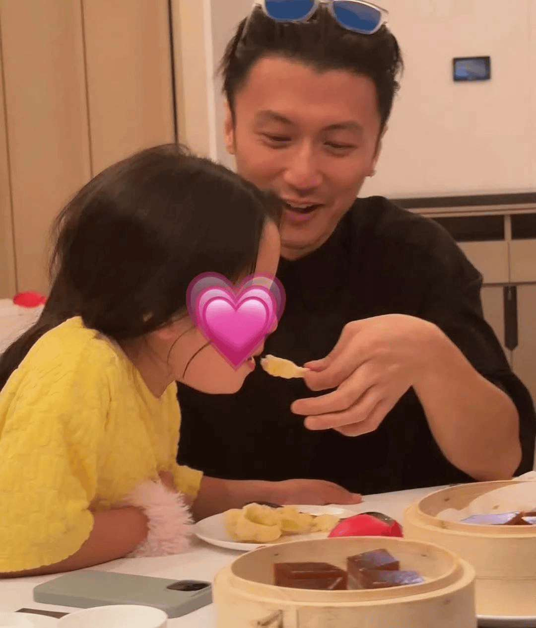 谢婷婷携谢霆锋晒一家五口合照<strong></p>
<p>us币</strong>，89岁谢贤与前妻狄波拉罕见同框