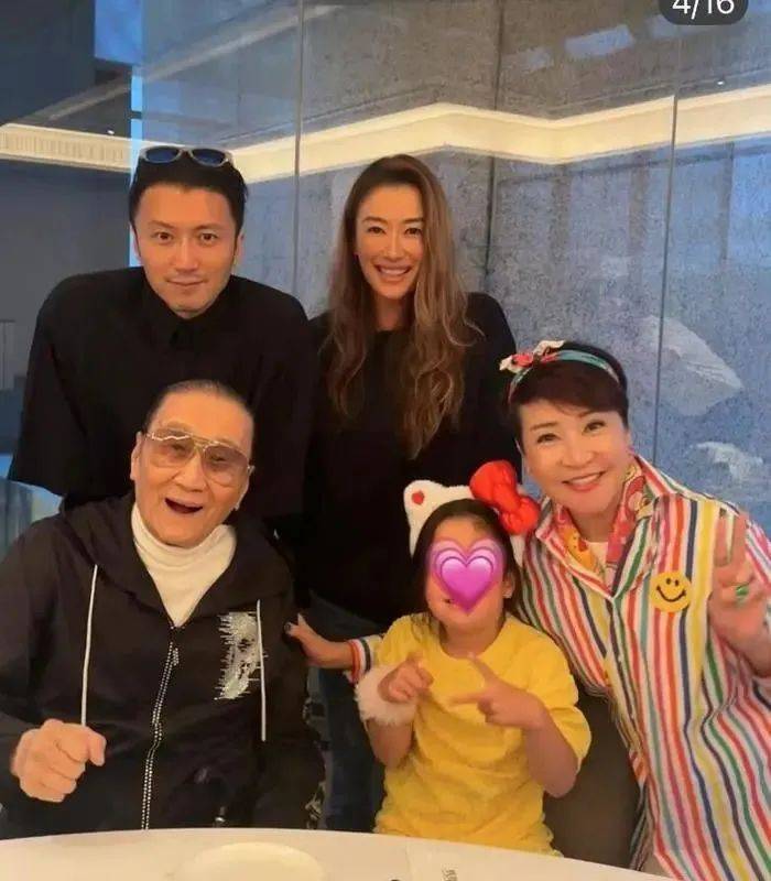 谢婷婷携谢霆锋晒一家五口合照<strong></p>
<p>us币</strong>，89岁谢贤与前妻狄波拉罕见同框