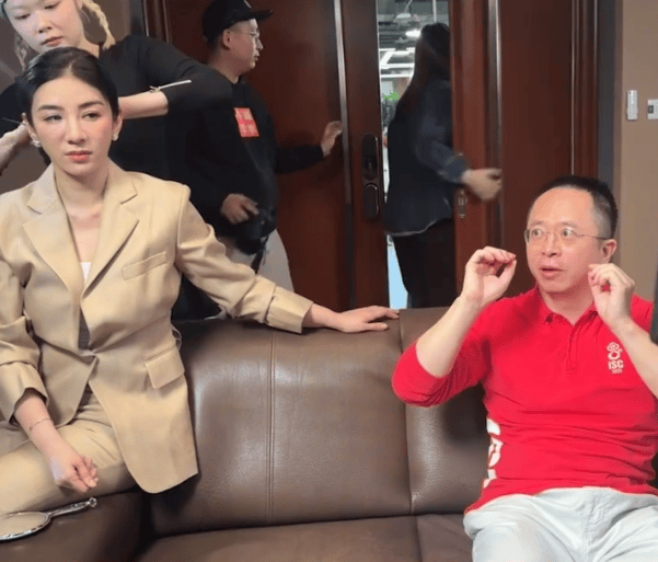 周鸿祎回应参演的短剧辣眼睛：黄奕诱惑<strong></p>
<p>软民币</strong>我的剧情是DeepSeek设计的