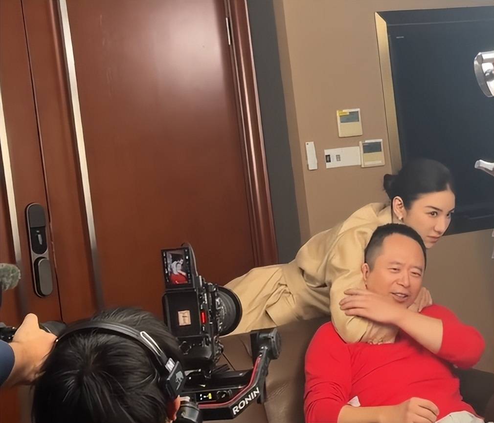 周鸿祎回应参演的短剧辣眼睛：黄奕诱惑<strong></p>
<p>软民币</strong>我的剧情是DeepSeek设计的