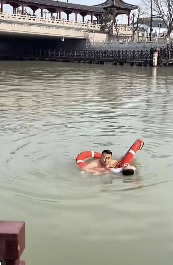 山东大哥到苏州出差<strong></p>
<p>币物</strong>，刚下火车20分钟跳河救人