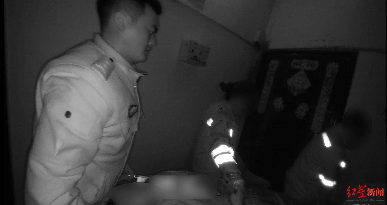 网友报警“她3天没上线了”<strong></p>
<p>海币</strong>，24岁独居女子被民警找到时正躺地上抽搐