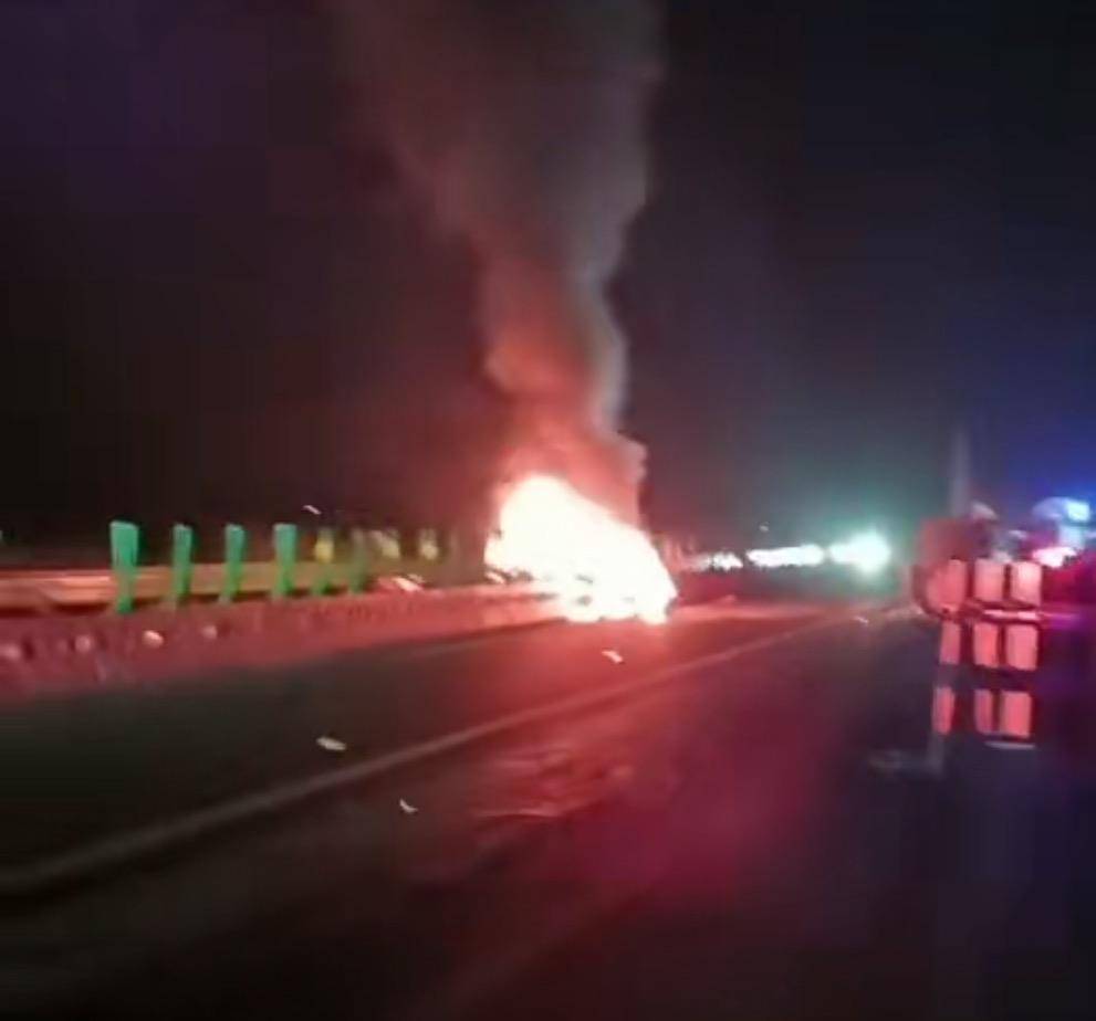 小米SU7高速上碰撞爆燃<strong></p>
<p>海币</strong>！客服称工作小组已赴现场协助调查