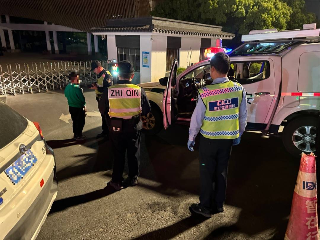 12岁男孩凌晨偷开父母车上高速<strong></p>
<p>久币</strong>，因车技太差被发现了……