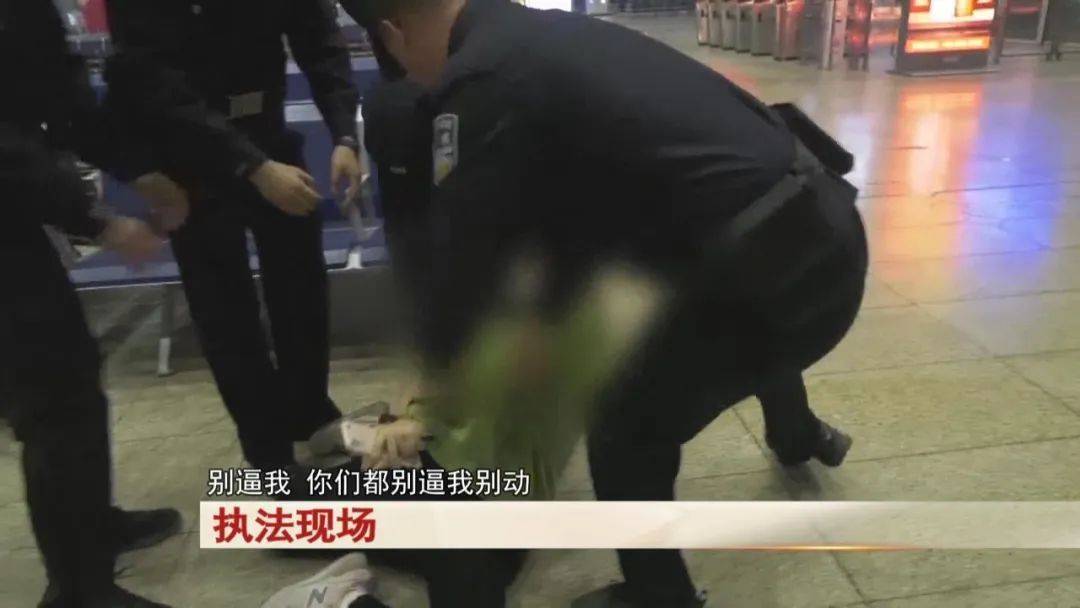 “老赖”车站被抓<strong></p>
<p>币村</strong>，竟质问法官：为何不抓我妈 ！