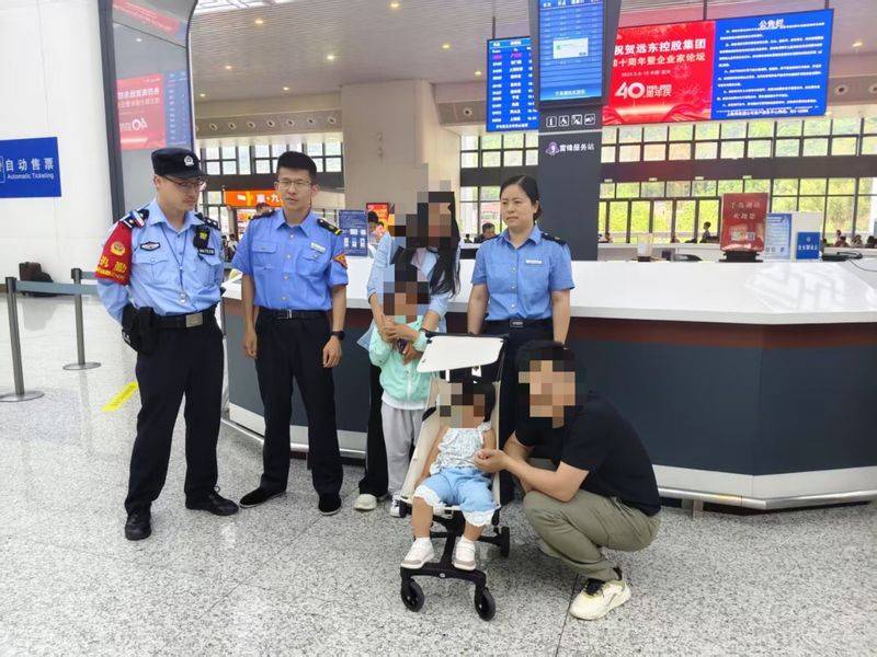 父母睡过头5岁哥哥带2岁妹妹独自下高铁<strong></p>
<p>怎样兑换法币</strong>，民警陪伴等待家长返回