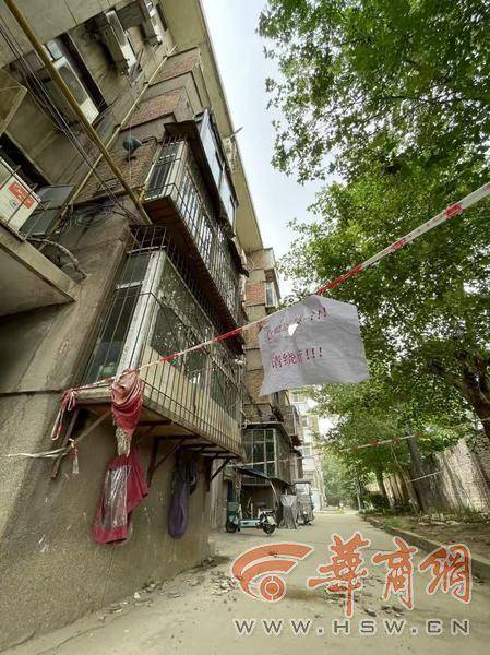大风中西安一40年老楼两户阳台坠落<strong></p>
<p>voise币</strong>，居民担心危房盼安全鉴定