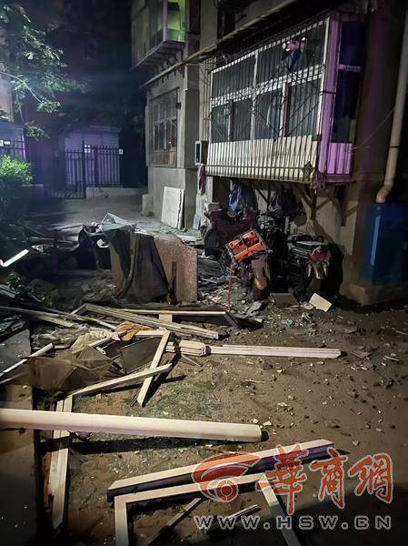 大风中西安一40年老楼两户阳台坠落<strong></p>
<p>voise币</strong>，居民担心危房盼安全鉴定