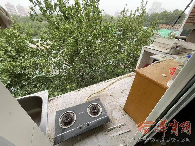 大风中西安一40年老楼两户阳台坠落<strong></p>
<p>voise币</strong>，居民担心危房盼安全鉴定