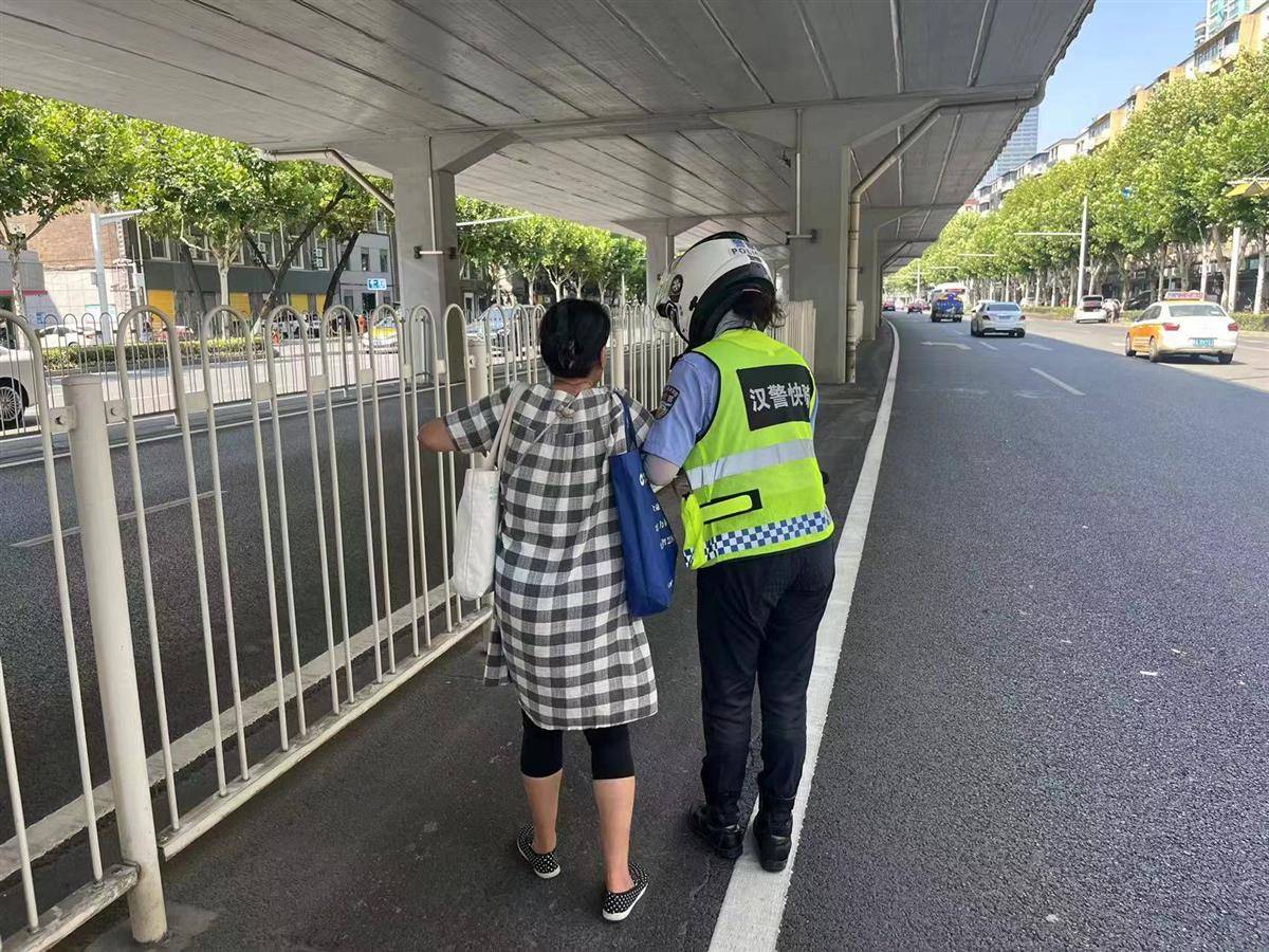 “姑娘<strong></p>
<p>掌上快币</strong>，又是你，真有缘呀！”婆婆第三次在车流中遇到她